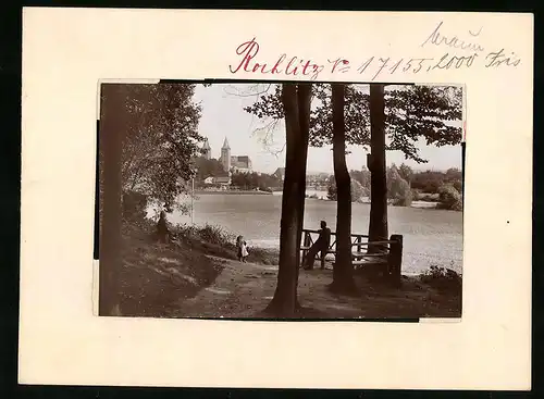 Fotografie Brück & Sohn Meissen, Ansicht Rochlitz, Uferpartie mit Blick zum Ort