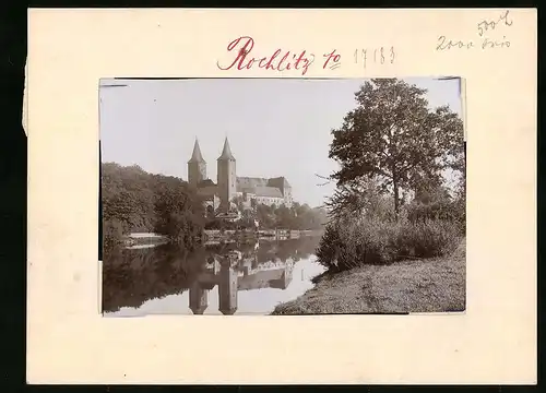 Fotografie Brück & Sohn Meissen, Ansicht Rochlitz, Schloss spiegelt sich im Wasser