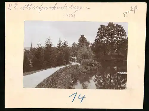 Fotografie Brück & Sohn Meissen, Ansicht Bad Elster, Albert-Park mit Teich und Rundweg