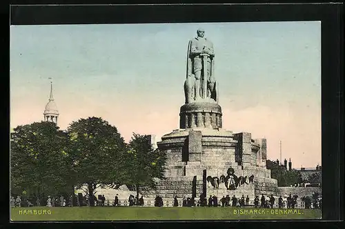 AK Hamburg-St.Pauli, Bismarck-Denkmal mit Kränzen und Besuchern