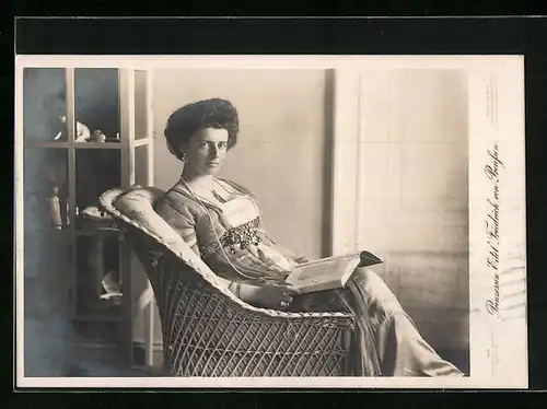 AK Prinzessin Eitel Friedrich von Preussen beim Lesen