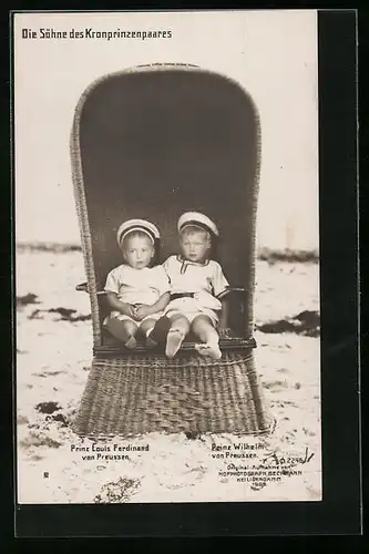 AK Prinz Louis Ferdinand und Prinz Wilhelm von Preussen im Kindesalter in einem Strandkorb sitzend