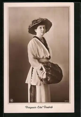AK Prinzessin Eitel Friedrich von Preussen im weissen Kleid mit Federhut und Muff