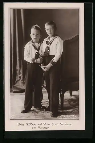 AK Prinz Wilhelm und Prinz Louis Ferdinand als Knaben in Matrosenhemd und langen Hosen