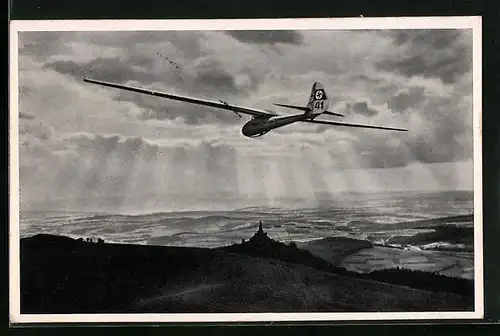 AK Wasserkuppe /Röhn, Segelflugzeug fliegt der Sonne entgegen