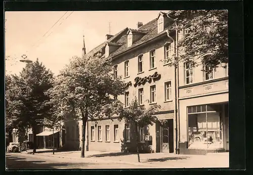 AK Apolda, Hotel Zur Post mit Strassenpartie