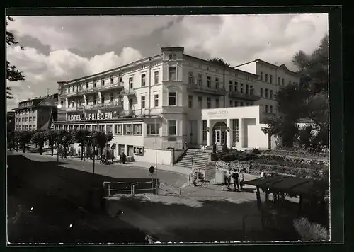 AK Sellin /Rügen, Kurhaus Frieden mit Strassenpartie