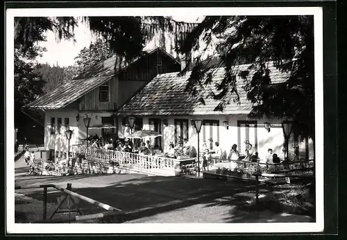 AK Finsterbergen /Thür. Wald, Café Leinagrund mit Besuchern