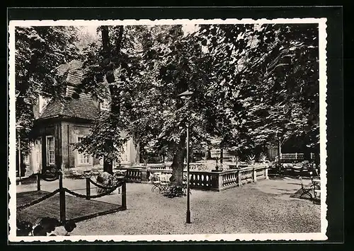 AK Lauchstädt, Im Kurpark mit Heilquelle und Brunnen-Pavillon