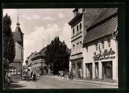 AK Finsterwalde, Thälmann-Strasse mit Fischgeschäft