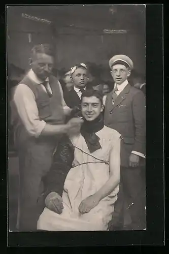 Foto-AK Verwundeter Student, studentische Szene