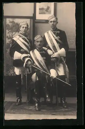Foto-AK Drei Studenten mit Schärpen und Degen, studentische Szene