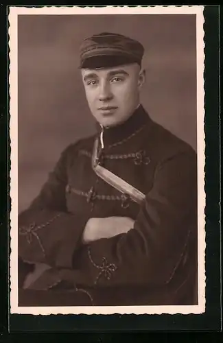 Foto-AK Student mit verschränkten Armen, studentische Szene