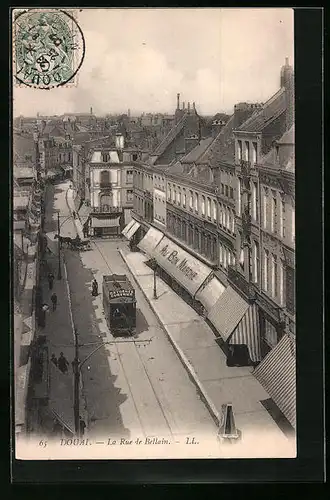 AK Douai, La Rue de Bellain, Strassenbahn mit Reklame