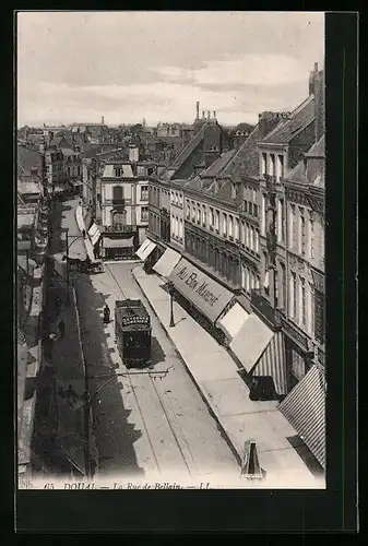AK Douai, La Rue de Bellain, Strassenbahn