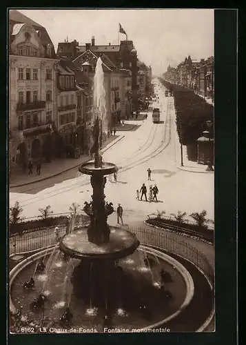 AK La Chaux-de-Fonds, Fontaine monumentale, Strassenbahn