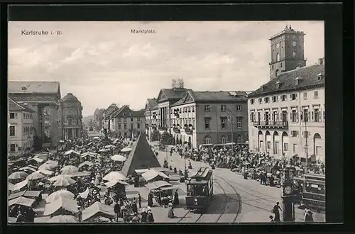 AK Karlsruhe i. B., Marktplatz mit Markt und Strassenbahn