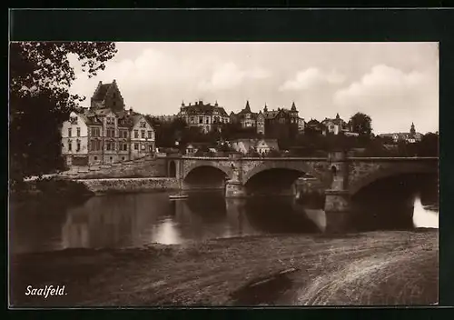 AK Saalfeld /Thür., Blick auf die Brücke und Häuserpartie