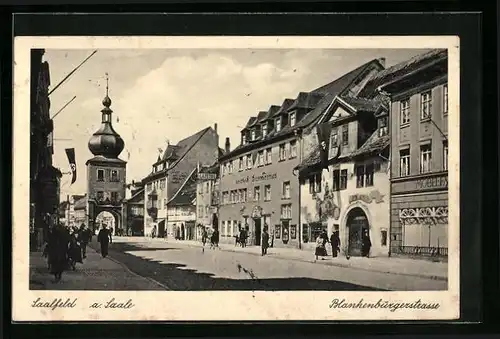 AK Saalfeld /Saale, Blick auf die Blankenburgerstrasse mit Passanten