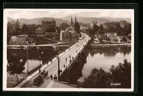 AK Saalfeld, Blick auf die Brücke mit Passanten und Kutsche