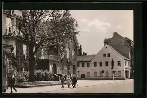 AK Finsterwalde /Lausitz, Thälmannstrasse mit Postamt