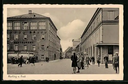 AK Marburg /Drau, Strassenpartie mit Restaurant und Passanten
