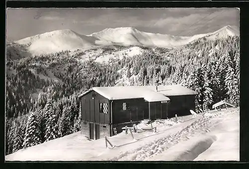 AK Sarnen, Verschneite Ansicht einer Berghütte mit Glaubenberg