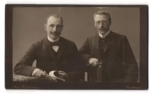 Fotografie Rud. Lichtenberg, Osnabrück, Möserstr. 24, Portrait zwei stattliche Herren in eleganten Anzügen