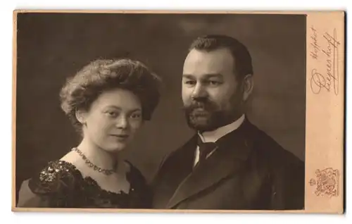 Fotografie Atelier Piepenhoff, Halle a. S., Poststr. 19, Portrait eines elegant gekleideten Paares