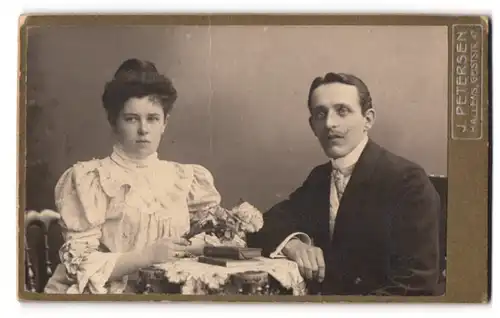 Fotografie J. Petersen, Halle a. S., Geiststr. 47, Portrait eines elegant gekleideten Paares
