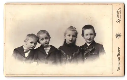 Fotografie Siegmund Trapp, Colberg, Promenade 19, Portrait vier niedliche Kinder in hübscher Kleidung
