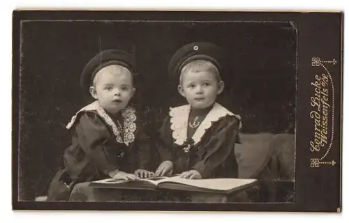 Fotografie Conrad Lucke, Weissenfels a. S., Friedrichstr. 4, Portrait zwei freche blonde Buben in Matrosenanzügen