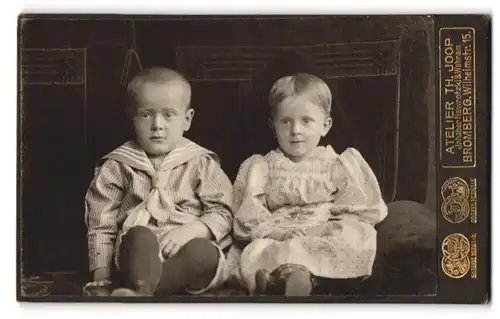 Fotografie Th. Joop, Bromberg, Wilhelmstr. 15, Portrait süsses Kinderpaar in hübscher Kleidung