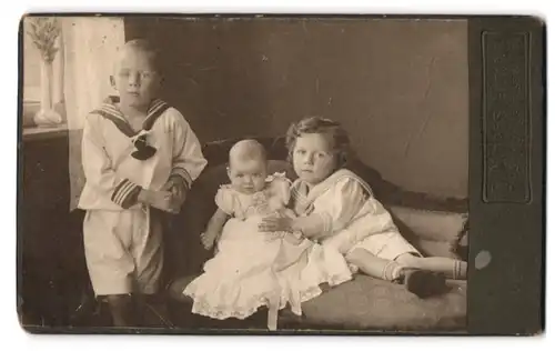 Fotografie J. Maass, Hamburg-Altona, Königstr. 170, Portrait frecher Bube & zwei süsse Mädchen in eleganter Kleidung