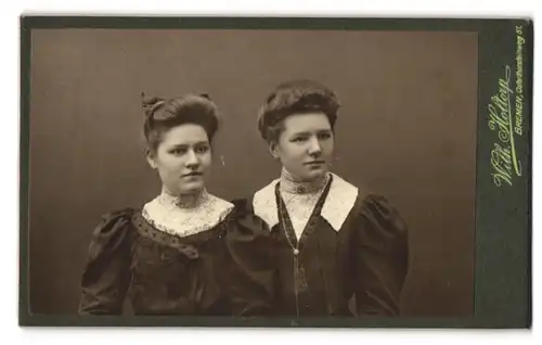 Fotografie Wilh. Holtorp, Bremen, Osterthorsteinweg 61, Portrait zwei schöne junge Frauen in eleganten Kleidern