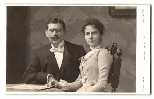 Fotografie C. Mader, Görlitz, Berlinerstr. 24, Portrait eines elegant gekleideten jungen Paares