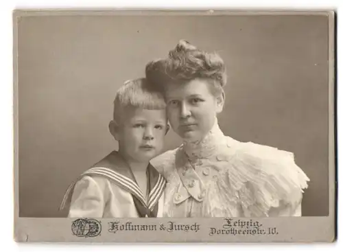 Fotografie Hoffmann & Jursch, Leipzig, Dorotheenstr. 10, Portrait stolzer Mutter mit frechem Buben