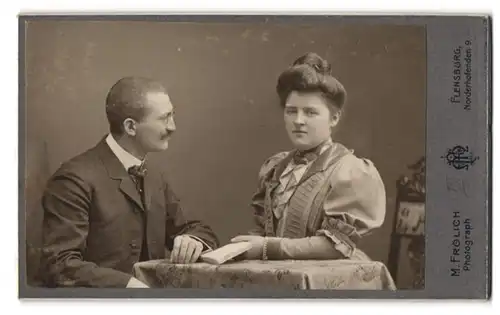 Fotografie M. Frölich, Flensburg, Noderhofenden 9, Portrait eines elegant gekleideten Paares