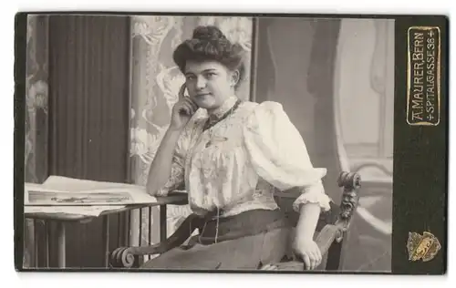 Fotografie A. Maurer, Bern, Spitalgasse 36, Portrait schönes Fräulein charmant an einem Tisch sitzend