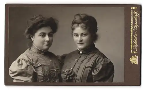 Fotografie Atelier Piepenhoff, Halle a. S., Poststr. 15, Portrait zwei schöne junge Frauen in eleganten Kleidern