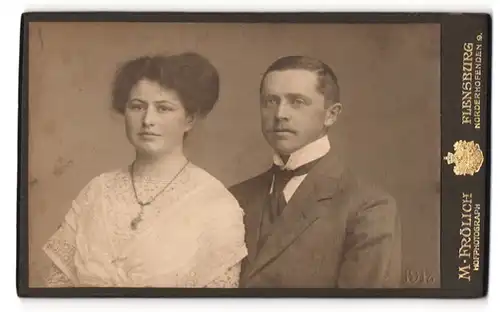 Fotografie M. Frölich, Flensburg, Norderhofenden 9, Portrait eines elegant gekleideten Paares