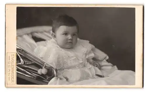 Fotografie E. Vollenweider, Bern, Postgasse 68, Portrait niedliches Mädchen sitzt im Kinderwagen