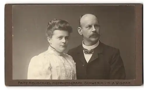 Fotografie Fritz Heuschkel, Schwerin i. M., Wismarsche Str. 34, Portrait eines elegant gekleideten Paares
