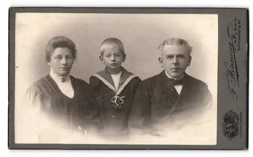 Fotografie F. Henning, Plön, Schlossberg 65, Portrait stolzes Elternpaar mit frechem Buben im Matrosenanzug
