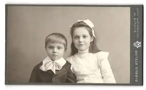 Fotografie Atelier Globus, Berlin, Leipziger Str. 132 /37, Portrait niedliches Kinderpaar in eleganter Kleidung