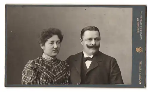 Fotografie Atelier Globus, Berlin, Leipziger Str. 132 /137, Portrait eines elegant gekleideten Paares