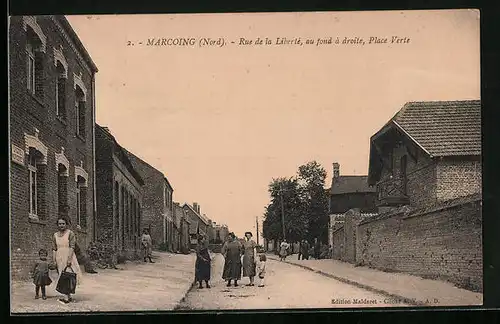 AK Marcoing, Rue de la Liberté, au fond à droite, Place Verte