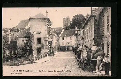 AK La Ferté-Milon, la Mairie et rue du marché aux blés