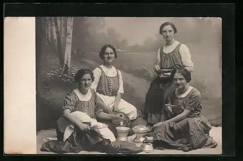 Foto-AK Vier junge Damen mit Töpfen in einer Studiokulisse