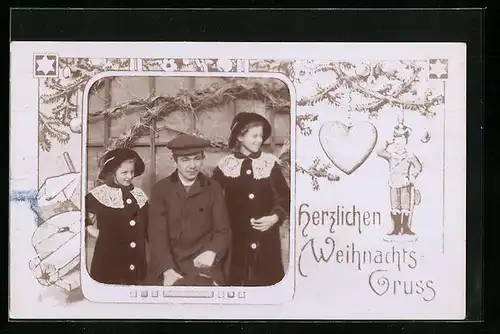 Foto-AK Herr mit zwei jungen Mädchen, Soldat und Herz, Weihnachtsgruss, Passepartout